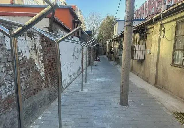 私搭乱建居民想提升小区环境的愿望实现了AG旗舰赞助马竞联赛拆除700平方米(图1)